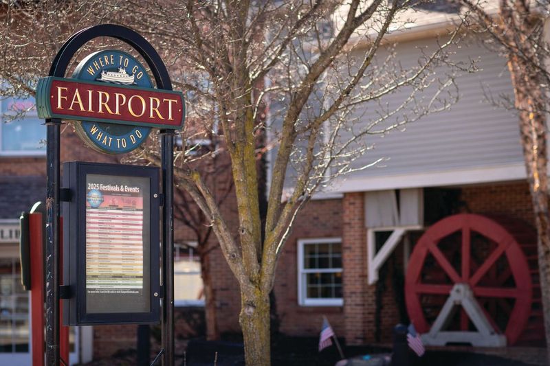 The town of Fairport's "where to go" sign.